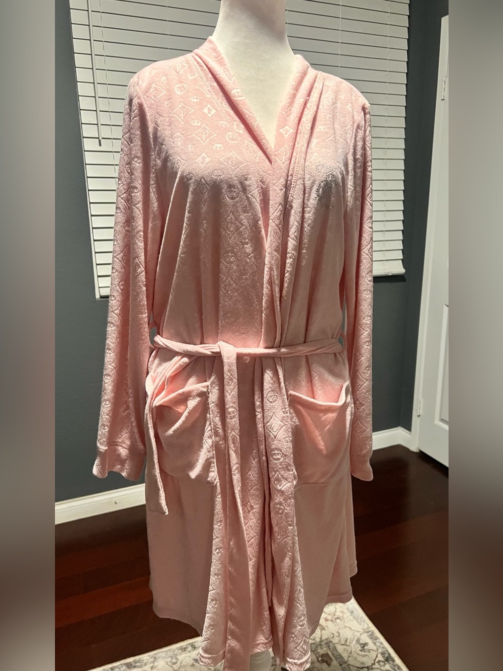Juicy Couture Women's Pink Plush Soft Belted Robe. Size S/M